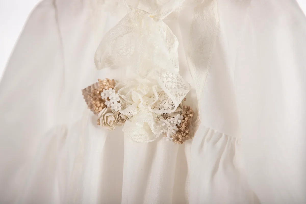 Vestido e tapa-fraldas com touca em organza cru da Niseret - Image 4